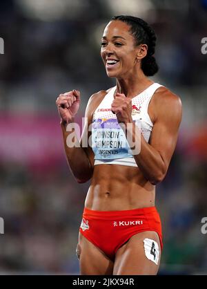 Katarina Johnson-Thompson, de l'Angleterre, célèbre la médaille d'or du Heptathlon féminin au stade Alexander, le sixième jour des Jeux du Commonwealth de 2022 à Birmingham. Date de la photo: Mercredi 3 août 2022. Banque D'Images