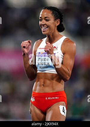 Katarina Johnson-Thompson, de l'Angleterre, célèbre la médaille d'or du Heptathlon féminin au stade Alexander, le sixième jour des Jeux du Commonwealth de 2022 à Birmingham. Date de la photo: Mercredi 3 août 2022. Banque D'Images