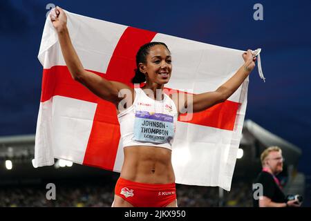 Katarina Johnson-Thompson, de l'Angleterre, célèbre la médaille d'or du Heptathlon féminin au stade Alexander, le sixième jour des Jeux du Commonwealth de 2022 à Birmingham. Date de la photo: Mercredi 3 août 2022. Banque D'Images