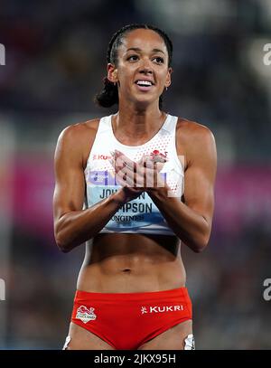 Katarina Johnson-Thompson, de l'Angleterre, célèbre la médaille d'or du Heptathlon féminin au stade Alexander, le sixième jour des Jeux du Commonwealth de 2022 à Birmingham. Date de la photo: Mercredi 3 août 2022. Banque D'Images