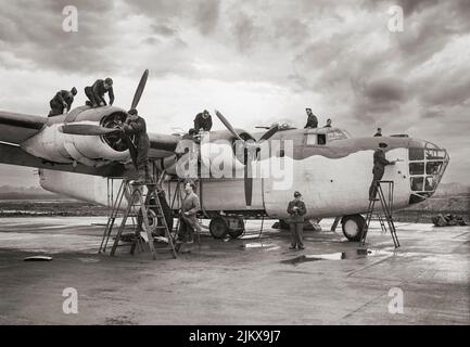 Inspection quotidienne d'un B-24 Liberator III consolidé, un bombardier lourd américain à Beaulieu dans le Hampshire, en Angleterre, le 1942 décembre. A ses débuts, le B-24 était un design moderne avec une aile Davis très efficace montée sur l'épaule et à rapport hauteur/largeur élevé qui a donné au Liberator une vitesse de croisière élevée, une longue portée et la possibilité de transporter une lourde charge de bombe. Le B-24 a été largement utilisé pendant la Seconde Guerre mondiale, servant dans chaque branche des forces armées américaines ainsi que dans plusieurs forces aériennes alliées et marines dans chaque théâtre d'opérations. Banque D'Images