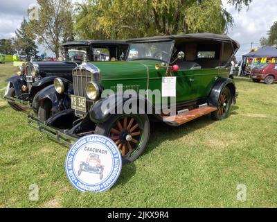 Chascomus, Argentine - 9 avril 2022: Vieux vert durant Rugby 1929 phaeton quatre portes. Vue latérale. Nature herbe et arbres arrière-plan. Salon de la voiture classique. COP Banque D'Images