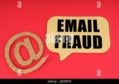 E-mail et affaires. Sur une surface rouge, un symbole et un signe avec l'inscription - Email Fraud Banque D'Images