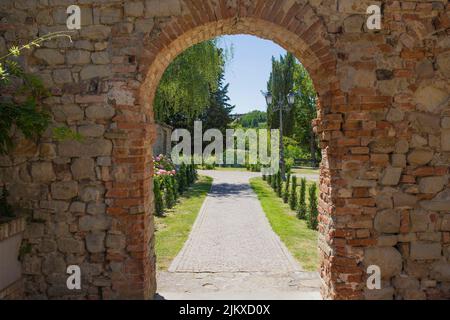 BrickStone Arche et passage à Fortunago, un des villages les plus charmants de Oltrepò Pavese, campagne Lombardie, Italie. Parc vert à l'arrière-plan Banque D'Images