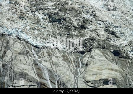 Changement climatique. Vue sur la fonte du glacier de Brenva créant de grandes cascades. Courmayeur, Italie Banque D'Images