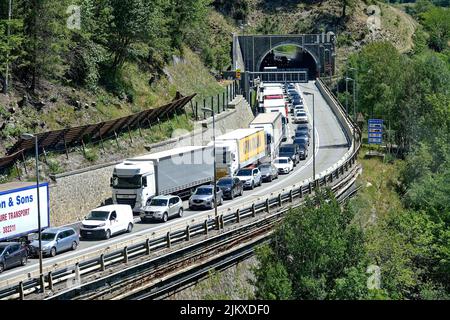 Longue file de véhicules à l'entrée du tunnel du Mont blanc. Courmayeur, Italie - août 2022 Banque D'Images