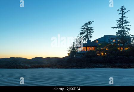 Bâtiment de l'hôtel vu de la plage de Chesterman près de Tofino, île de Vancouver, British Comumbia, Canada. Banque D'Images