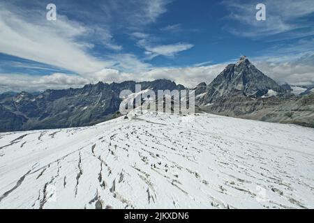 Plateau Rosà glacier, les effets du changement climatique sont évidents. En raison du peu de neige et des températures élevées à l'altitude, arrêtez le ski d'été. Breuil-CERV Banque D'Images