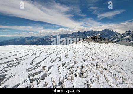 Plateau Rosà glacier, les effets du changement climatique sont évidents. En raison du peu de neige et des températures élevées à l'altitude, arrêtez le ski d'été. Breuil-CERV Banque D'Images