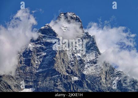 Mont Cervin couvert vue du côté italien par une journée ensoleillée en été. Breuil-Cervinia, Italie. Banque D'Images