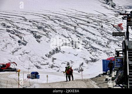 Plateau Rosà glacier, les effets du changement climatique sont évidents. En raison du peu de neige et des températures élevées à l'altitude, arrêtez le ski d'été. Breuil-CERV Banque D'Images