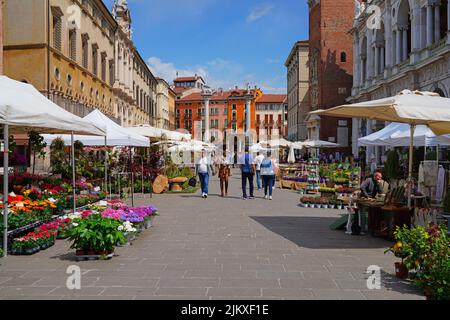 VICENZA, ITALIE -14 avril 2022- vue sur le marché annuel des fleurs en avril à Vicenza, Vénétie, Italie, site classé au patrimoine mondial de l'UNESCO. Banque D'Images