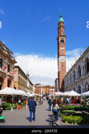 VICENZA, ITALIE -14 avril 2022- vue sur le marché annuel des fleurs en avril à Vicenza, Vénétie, Italie, site classé au patrimoine mondial de l'UNESCO. Banque D'Images