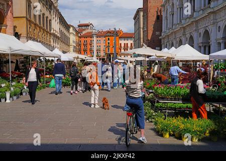 VICENZA, ITALIE -14 avril 2022- vue sur le marché annuel des fleurs en avril à Vicenza, Vénétie, Italie, site classé au patrimoine mondial de l'UNESCO. Banque D'Images