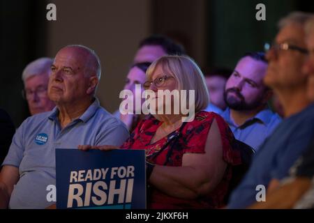 Cardiff, pays de Galles, Royaume-Uni. 3rd août 2022. Les membres du parti conservateur lors de l'événement de hustings de leadership entre Rishi Sunak et Liz Truss au All Nations Centre de Cardiff. Crédit : Mark Hawkins/Alay Live News Banque D'Images