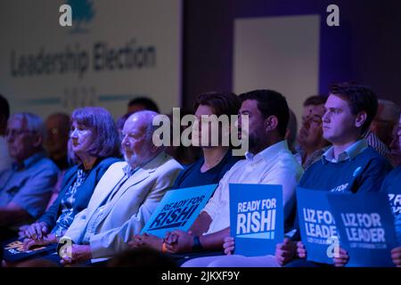 Cardiff, pays de Galles, Royaume-Uni. 3rd août 2022. Les membres du parti conservateur lors de l'événement de hustings de leadership entre Rishi Sunak et Liz Truss au All Nations Centre de Cardiff. Crédit : Mark Hawkins/Alay Live News Banque D'Images