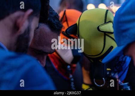 Madrid, Espagne. 2 juillet 2021. Groupe de personnes avec des drapeaux multicolores, se réunissent à la place Pedro Zerolo à Madrid pour célébrer la fierté LGTBI 2021. Banque D'Images