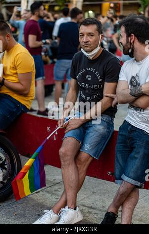 Madrid, Espagne. 2 juillet 2021. Groupe de personnes avec des drapeaux multicolores, se réunissent à la place Pedro Zerolo à Madrid pour célébrer la fierté LGTBI 2021. Banque D'Images