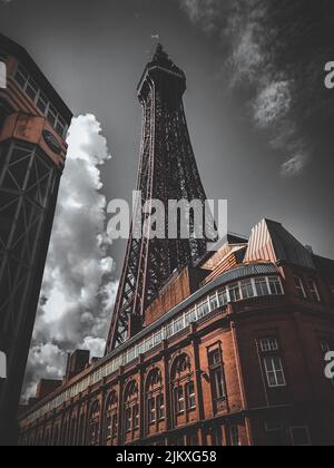 Une photo verticale en petit angle de la Tour Eiffel sous un ciel nuageux Banque D'Images