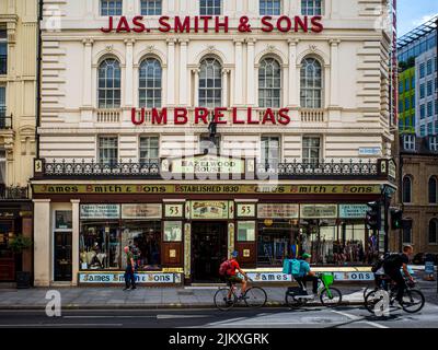 James Smith & Sons Umbrella Shop New Oxford Street dans le centre de Londres. Magasin de vente traditionnels parasols et cannes. Fondée 1830. Banque D'Images