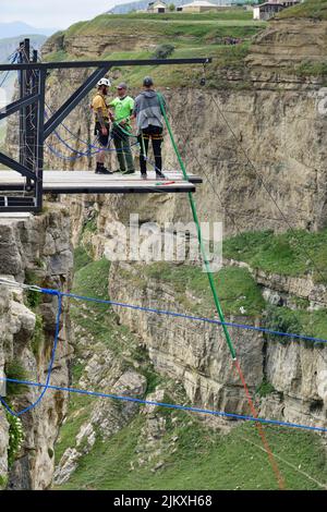 Dagestan, Russie - 21 juillet 2022 : l'homme courageux se prépare à sauter de la plate-forme au-dessus du canyon de Khunzakh et de la chute d'eau de Tobot. Sandow dans le Banque D'Images