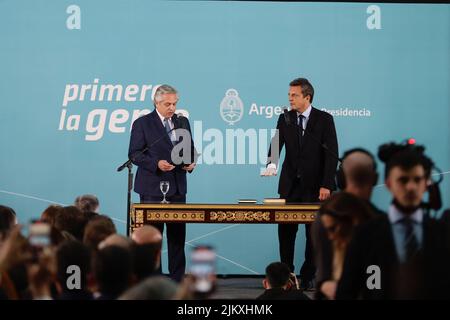 Buenos Aires, Argentine, 3rd août 2022. Le Président Alberto Fernández a juré dans le ministre désigné de l'économie, du développement productif et de l'agriculture, Sergio Massa. (Esteban Osorio/Alay Live News) Banque D'Images