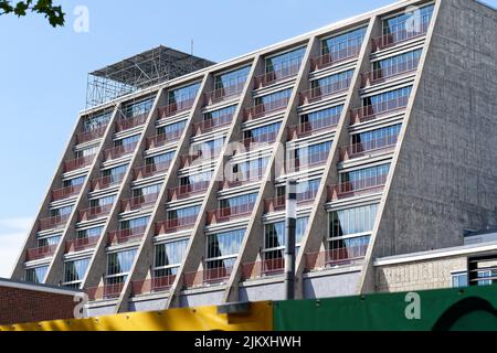 Cologne, Allemagne 03 août 2022: L'opéra de cologne de 50s depuis 2012 en rénovation de l'état rouvrant pas avant 2024 Banque D'Images