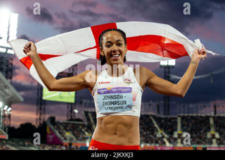 3rd août 2022; Alexander Stadium, Birmingham, Midlands, Angleterre: Jour 6 des Jeux du Commonwealth 2022: Katarina Johnson-Thompson (ENG) avec son drapeau national après avoir remporté la Médaille d'or dans l'Heptathlon féminin Banque D'Images
