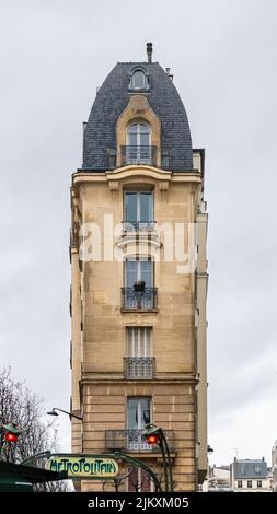 Paris, petit boulevard Parmentier, façade typiquement parisienne Banque D'Images