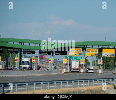 Milan Italie 1 juillet 2022 : barrière du poste de péage de l'autoroute qui relie Milan à Brescia Banque D'Images