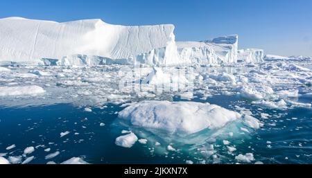 Icebergs blancs et bleu éclatant flottant dans le Ilulissat Icefjord au Groenland Banque D'Images