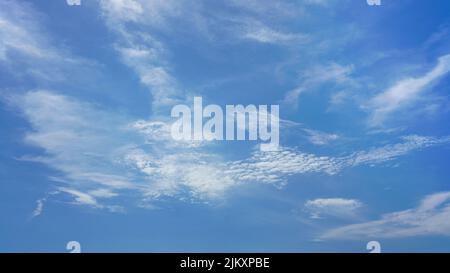 Nuages plus fins et ciel bleu adaptés à une utilisation en arrière-plan ou à la substitution du ciel Banque D'Images