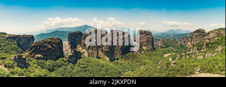 Vue aérienne, vue panoramique sur les célèbres formations rocheuses grecques et les monastères au sommet. Meteora, Grèce. Beau temps. Photo de haute qualité Banque D'Images