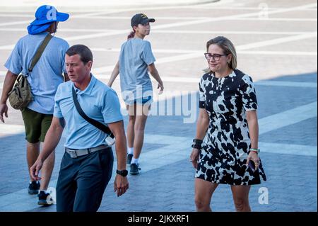 Washington, Vereinigte Staaten. 03rd août 2022. Le sénateur américain Kyrsten Sinema (démocrate de l’Arizona) arrive pour un vote au Capitole des États-Unis à Washington, DC, mercredi, 3 août 2022. Credit: Rod Lamkey/CNP/dpa/Alay Live News Banque D'Images