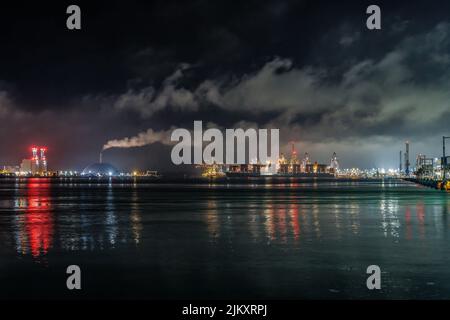 Vue nocturne sur le port de conteneurs de Southampton dans le Hampshire, au Royaume-Uni Banque D'Images