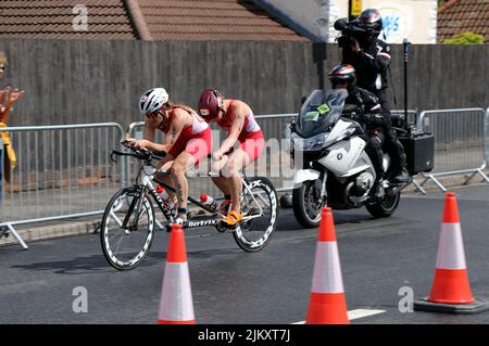 Katie Crowhurst et guide participant à la phase de vélo de l'événement Paratriathlon des Jeux du Commonwealth de Birmingham 2022. Banque D'Images