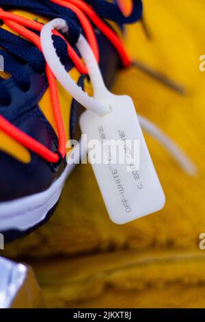 A zip tie on a new new fashionable Off-white Dunk Low University Gold sneaker Banque D'Images