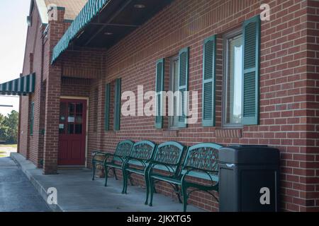 Augusta, GA USA - 10 18 22: De nombreux bancs en fonte verte sur le trottoir Banque D'Images