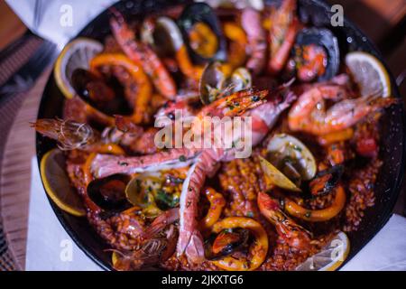 Plat de paella frais sur la table Banque D'Images