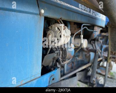 Augusta, GA USA - 12 27 21: Vieux tracteur bleu vintage Ford 2840 QT gros plan du moteur Banque D'Images