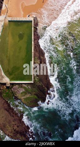 Une photo aérienne verticale d'une piscine sur l'océan à Mona Vale Beach à Sydney, en Australie Banque D'Images