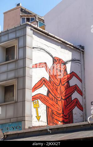 Art de rue, fresque de Canavar représentant une blatte rouge, insecte sur le mur dans le district de Kadiköy à Istanbul, Turquie Banque D'Images