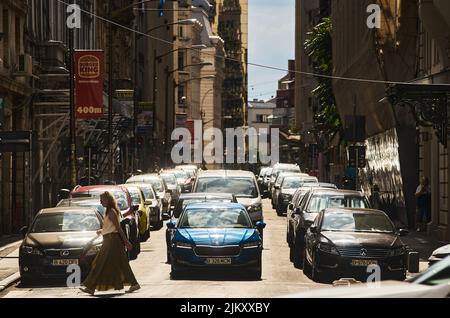 Bucarest, Roumanie - 02 août 2022 : voitures en circulation à l'heure de pointe sur un boulevard de Bucarest. Banque D'Images