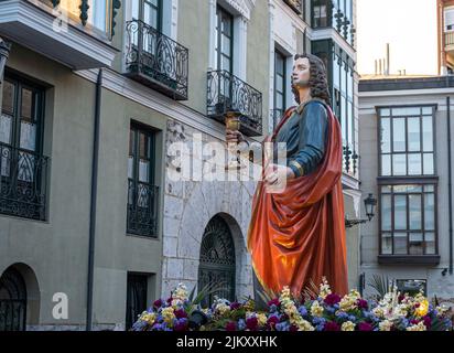 Semana santa Valladolid, paso en procesión de san Juan evangelista del siglo XVIII saliendo de la iglesia de san Martin durante el viernes santo Banque D'Images