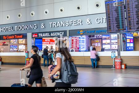 Passingers passant des stands d'information à SAW, aéroport international Sabiha Gokcen, Istanbul, Turquie Banque D'Images