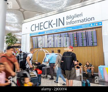 Passagers regardant l'enregistrement des départs informations horaires Tableau, SAW, aéroport international Sabiha Gokcen, Istanbul, Turquie Banque D'Images
