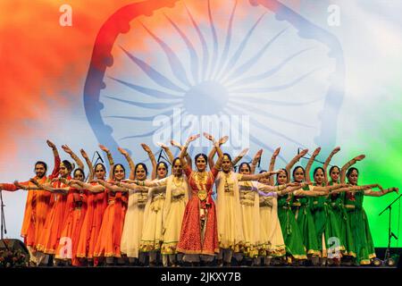 New Delhi, Delhi, Inde. 2nd août 2022. Des artistes se produisent à Tiranga UtSAV, organisé par le Ministère de la Culture pour célébrer la contribution de Shri Pingali Venkayya à la nation à l'occasion de son anniversaire de naissance de 146th, le 2nd août 2022. (Credit image: © Mohsin Javed/Pacific Press via ZUMA Press Wire) Banque D'Images