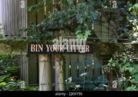 Un avis dans le parc national de Lake District: 'Bin votre portée'. Banque D'Images