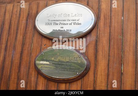 Plaque commémorant la visite de S.A.R. le Prince de Galles au bateau à vapeur Lady of the Lake à Ullswater en 2018. Banque D'Images