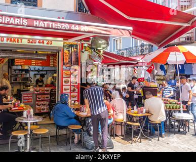 Kiosque de restauration rapide, café et stand avec les visiteurs.café de restauration rapide en plein air à Grand Bazar, Istanbul, Turquie Banque D'Images